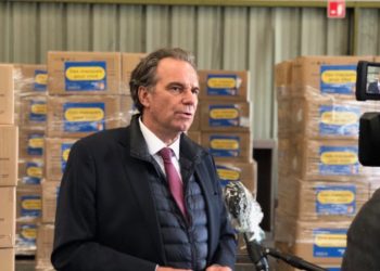 Renaud Muselier distribue des masques