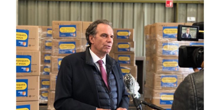 Renaud Muselier distribue des masques