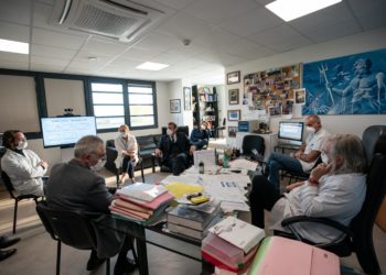 Le Pr Raoult face à Emmanuel Macron jeudi 9 avril à l'IHU de Marseille (crédit Présidence de la République)