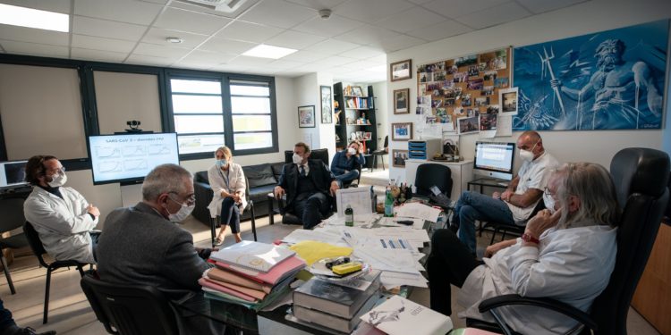 Le Pr Raoult face à Emmanuel Macron jeudi 9 avril à l'IHU de Marseille (crédit Présidence de la République)