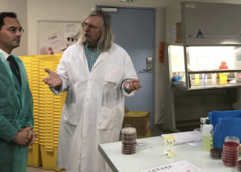 Le professeur Didier Raoult accueille en décembre 2019 une visite du Secrétariat général pour l’investissement (Crédit photo : @SGPI_avenir).