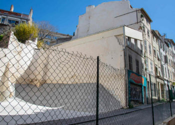 Les immeubles 69 et 71 rue d'Aubagne sont situés juste après la dent creuse provoquée par les effondrements de 2018 (Crédit : JY Delattre/Gomet').