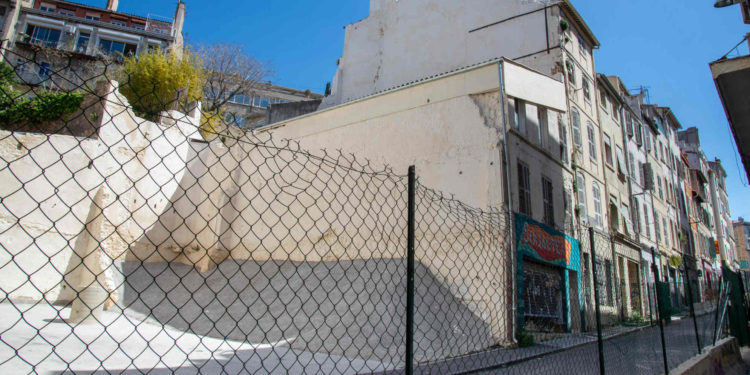 Les immeubles 69 et 71 rue d'Aubagne sont situés juste après la dent creuse provoquée par les effondrements de 2018 (Crédit : JY Delattre/Gomet').