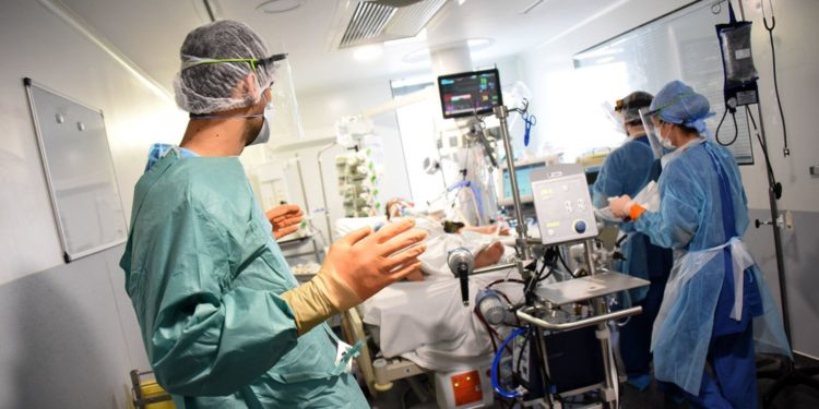 Photo extraite du tome 3 des albums photos "Des vies hospitalières" de l'AP-HM (Crédit @aphm_actu)