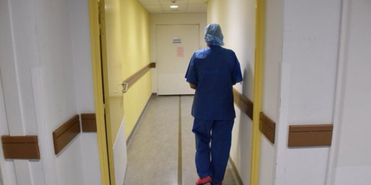 Photo extraite du tome 3 "Des vies hospitalières... face au Covid-19" de l'AP-HM. Fin de journée et passage balisé aux vestiaires pour une soignante de l'unité Covid à l'hôpital Nord (crédit : AP-HM via Twitter)