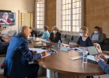 Maryse Joissains en réunion avec les acteurs culturels de la ville (Crédit DR).