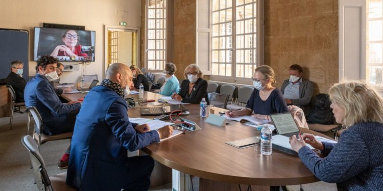 Maryse Joissains en réunion avec les acteurs culturels de la ville (Crédit DR).