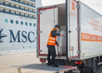 Les associations caritatives locales, Banque Alimentaire et Croix Rouge, ont pu récupérer les denrées alimentaires distribuées à l'initiative de MSC Croisières. (crédit : Bataillon des Marins Pompiers de Marseille)