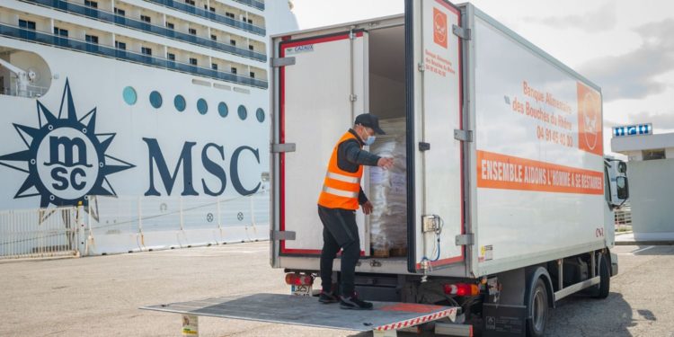 Les associations caritatives locales, Banque Alimentaire et Croix Rouge, ont pu récupérer les denrées alimentaires distribuées à l'initiative de MSC Croisières. (crédit : Bataillon des Marins Pompiers de Marseille)