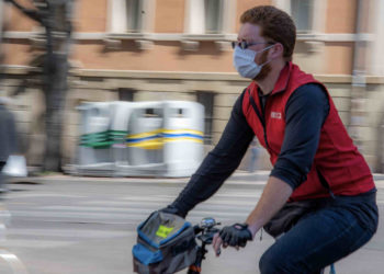Un cycliste à Marseille pendant le confinement. (Crédit JY Delattre/Gomet').
