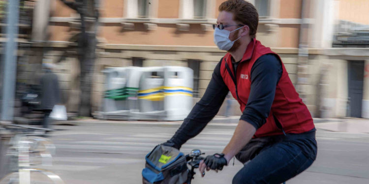 Un cycliste à Marseille pendant le confinement. (Crédit JY Delattre/Gomet').