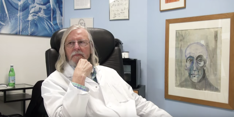 Didier Raoult s'est montré confiant pour l'évolution de l'épidémie dans une nouvelle vidéo publiée le 8 avril mais il alerte sur la situation dans les Ephad (Crédit IHU)