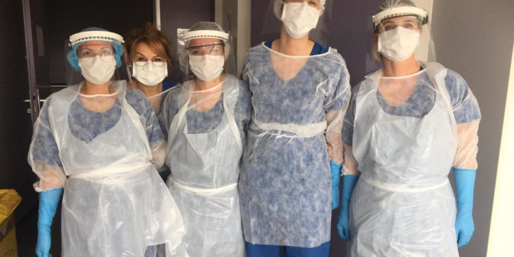 Les visières fabriquées par AMU servent de protection supplémentaire, en plus du masque (crédit : Aix Marseille Université)