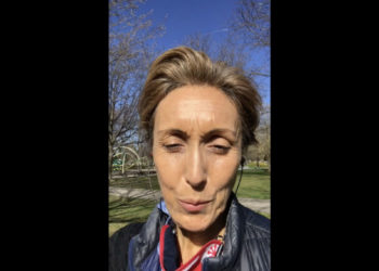 Caroline Isautier habite à Toronto au Canada.