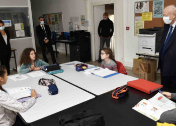 Jean-Claude Gaudin en visite dans une école lundi 11 mai au matin (Crédit Ville de Marseille).