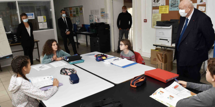Jean-Claude Gaudin en visite dans une école lundi 11 mai au matin (Crédit Ville de Marseille).
