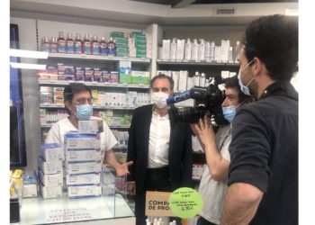 Renaud Muselier en visite dans une pharmacie