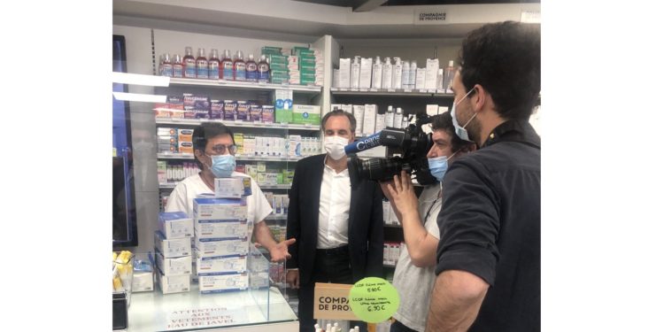 Renaud Muselier en visite dans une pharmacie