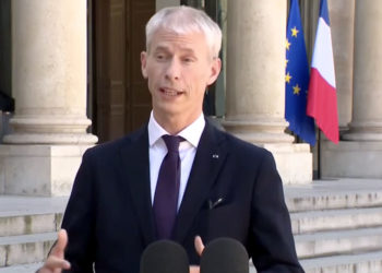 Franck Riester dans la cour de l'Elysée mercredi 6 mai (Capture Twitter).