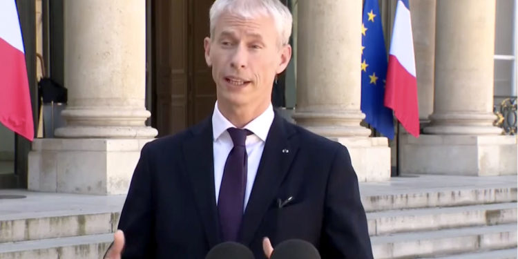 Franck Riester dans la cour de l'Elysée mercredi 6 mai (Capture Twitter).
