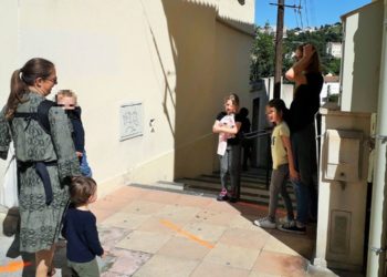 Devant l'école élémentaire et maternelle Bompard, parents et enfants sont heureux de se retrouver (crédit : JRG)