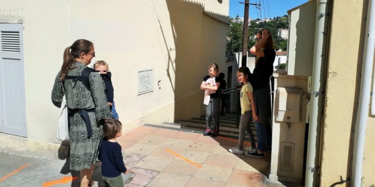 Devant l'école élémentaire et maternelle Bompard, parents et enfants sont heureux de se retrouver (crédit : JRG)