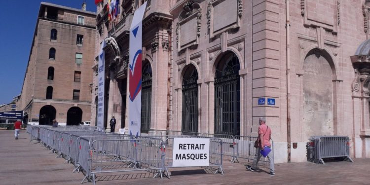 Covid-19 : l’Etat commande un milliard de masques fabriqués en France