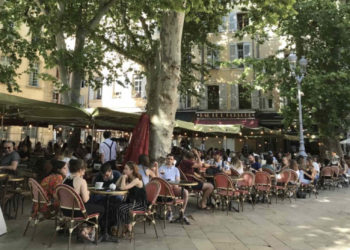 L'appel du soleil et du petit verre en terrasse s'est rapidement fait sentir place Richelme, bondée en cette première journée de réouverture des bars.