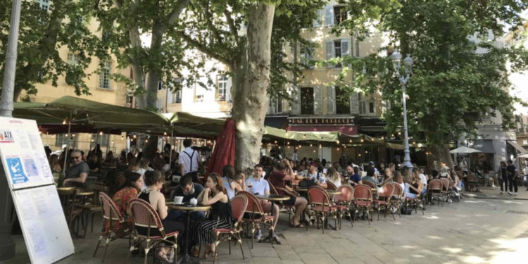 L'appel du soleil et du petit verre en terrasse s'est rapidement fait sentir place Richelme, bondée en cette première journée de réouverture des bars.