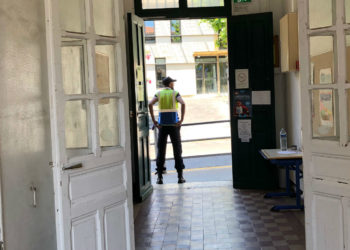 Un second tour à Marseille sous tension avec parfois des gardes de sécurité aux entrées des bureaux de vote (Crédit Gomet'/JFE)