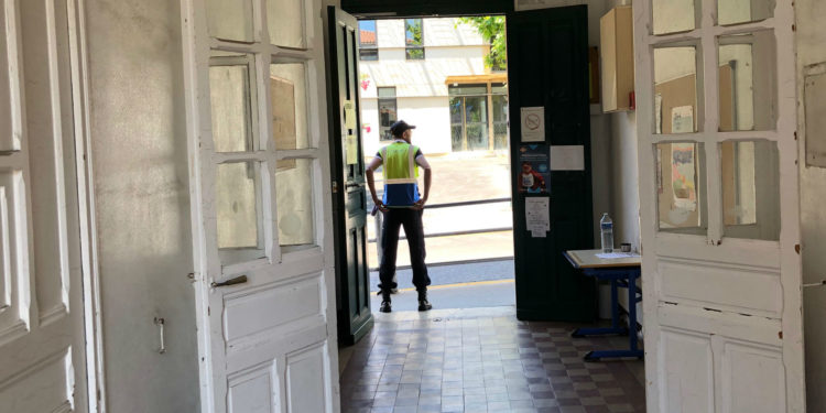 Un second tour à Marseille sous tension avec parfois des gardes de sécurité aux entrées des bureaux de vote (Crédit Gomet'/JFE)