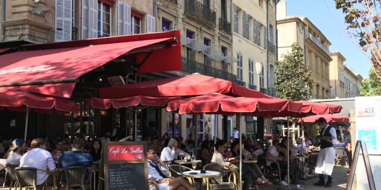Les terrasses des cafés à Aix comme partout dans la région s'apprêtent à faire la fête le 1er juillet (Crédit LL)