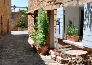 Les ruelles pavées de la vieille ville de Miramas regorgent de secrets. (Crédit : Ville de Miramas)