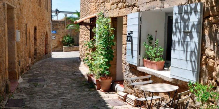 Les ruelles pavées de la vieille ville de Miramas regorgent de secrets. (Crédit : Ville de Miramas)