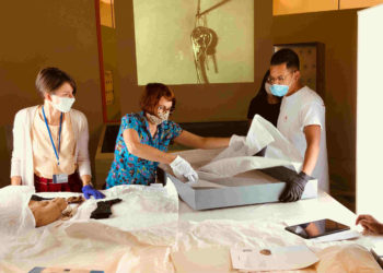 Dans les coulisses des préparatifs de l'exposition Vêtements modèles (Crédit Gomet'/JFE).