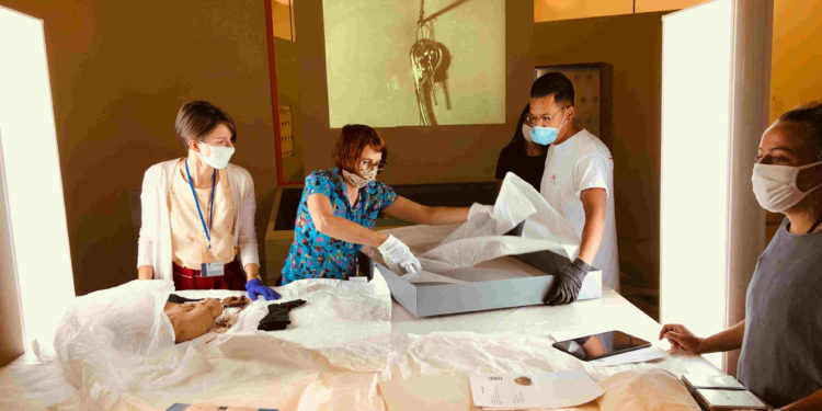 Dans les coulisses des préparatifs de l'exposition Vêtements modèles (Crédit Gomet'/JFE).
