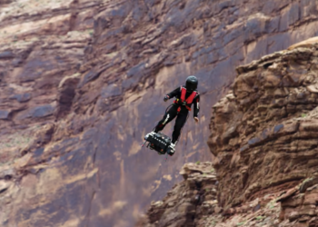 Franky Zapata, l'homme volant, reprend le contrôle de sa société