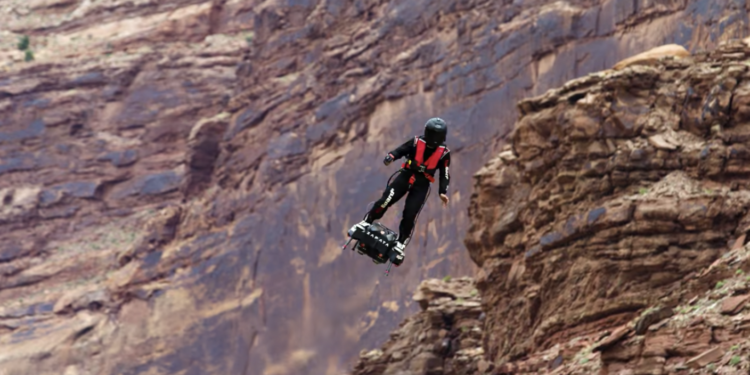 Franky Zapata, l'homme volant, reprend le contrôle de sa société