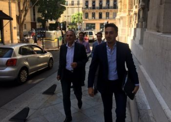 Yvon Berland à côté de son directeur de campagne William Massari-Elman arrivant à la préfecture pour déposer leur liste (Crédit RM)