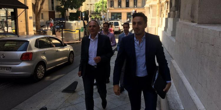 Yvon Berland à côté de son directeur de campagne William Massari-Elman arrivant à la préfecture pour déposer leur liste (Crédit RM)