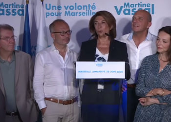 Lionel Royer-Perreaut ici à la droite de Martine Vassal, dimanche 28 juin au soir, après les résultats du second tour des municipales (Crédit : capture France 3).