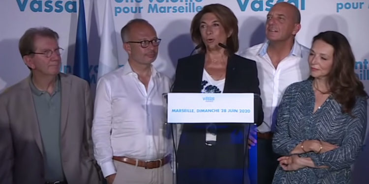 Lionel Royer-Perreaut ici à la droite de Martine Vassal, dimanche 28 juin au soir, après les résultats du second tour des municipales (Crédit : capture France 3).