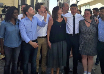 Michèle Rubirola et son équipe du Printemps Marseillais s'arrêtent au milieu de la rue pour saluer les spectateurs à la fenêtre, intrigués par le remue-ménage provoqué par la venue de la candidate (crédit : JRG)