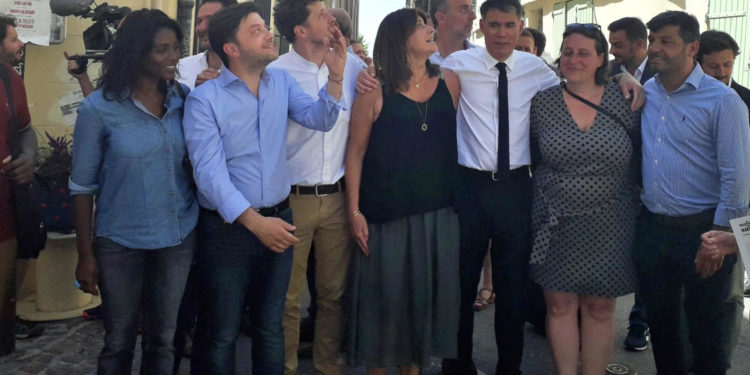 Michèle Rubirola et son équipe du Printemps Marseillais s'arrêtent au milieu de la rue pour saluer les spectateurs à la fenêtre, intrigués par le remue-ménage provoqué par la venue de la candidate (crédit : JRG)