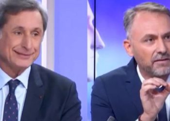 Patrick de Carolis, a pris une avance de 890 voix (26,41 %) au premier tour sur son rival communiste, Nicolas Koukas (21,16%).