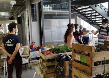 Une distribution de paniers repas aux étudiants précaires (crédit : Fédération Aix Marseille Interasso)