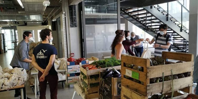 Une distribution de paniers repas aux étudiants précaires (crédit : Fédération Aix Marseille Interasso)