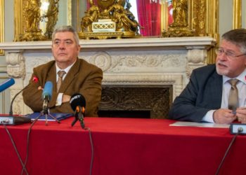 Le préfet des Bouches-du-Rhône Pierre Dartout (à gauche) et le DG de l'ARS Paca Philippe de Mester en mars dernier lors d'un point de situation sur le covid-19 (crédit : JY Delattre)