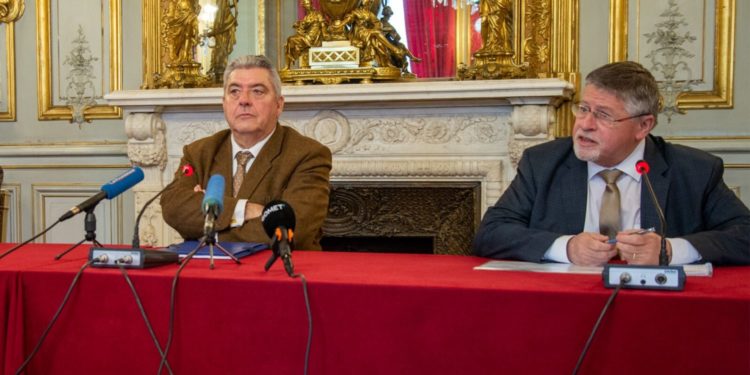 Le préfet des Bouches-du-Rhône Pierre Dartout (à gauche) et le DG de l'ARS Paca Philippe de Mester en mars dernier lors d'un point de situation sur le covid-19 (crédit : JY Delattre)