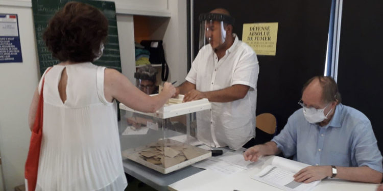 Dans un bureau de vote dimanche 28 juin à Marseille (Crédit JRG/Gomet')